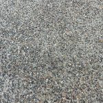 Hormigón desactivado con piedra vista