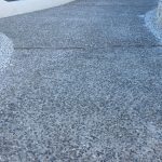 Hormigón desactivado con piedra vista